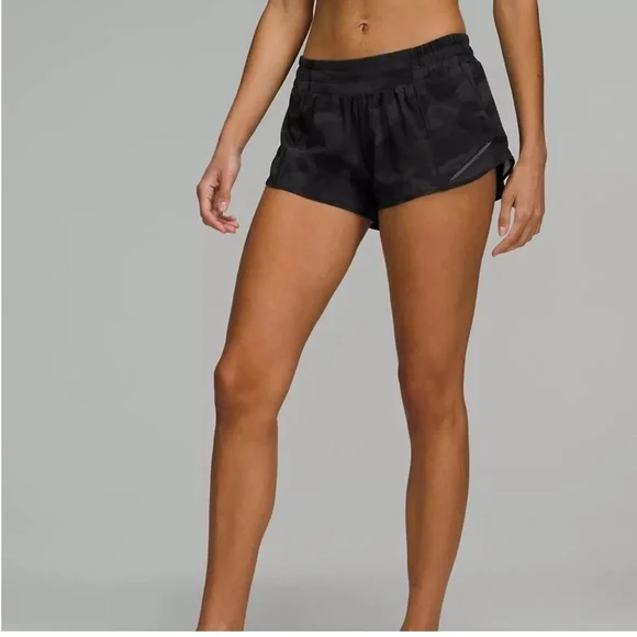 Like NEW Lululemon Hotty Hot Deep Coal Black Camo 2.5” low rise Shorts Size 4 - Picture 2 of 6